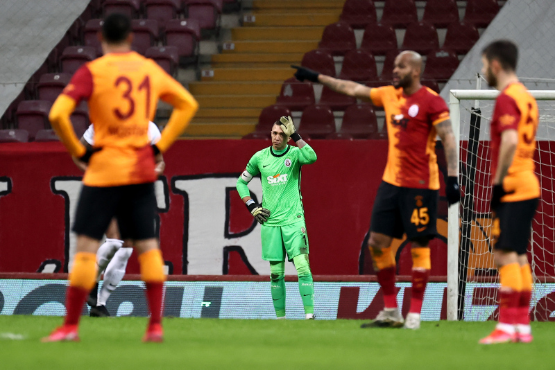 Son dakika spor haberi: Galatasaray’da mağlubiyet sonrası ortalık karıştı! Fatih Terim’den 5 kritik karar...