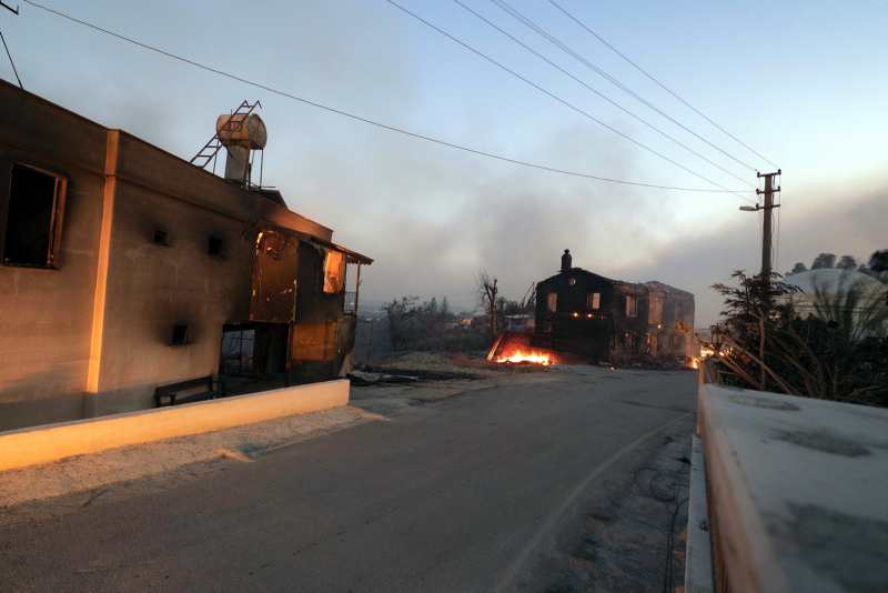 Son dakika haberi: Manavgat, Marmaris, Mersin, Adana ve Osmaniye yanıyor! Evler, oteller ve iş yerleri büyük tehdit altında...