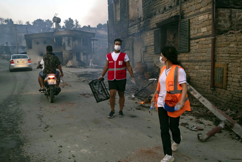 Son dakika haberi: Manavgat, Marmaris, Mersin, Adana ve Osmaniye yanıyor! Evler, oteller ve iş yerleri büyük tehdit altında...
