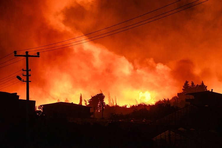 Son dakika haberi: Manavgat, Marmaris, Mersin, Adana ve Osmaniye yanıyor! Evler, oteller ve iş yerleri büyük tehdit altında...