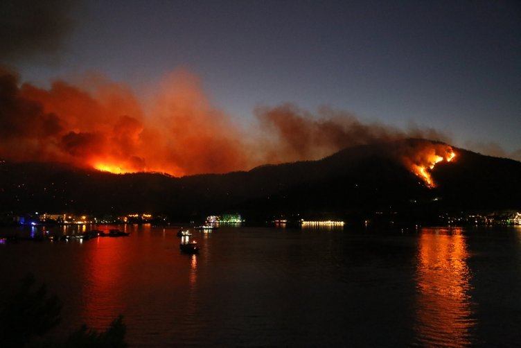 Son dakika haberi: Manavgat, Marmaris, Mersin, Adana ve Osmaniye yanıyor! Evler, oteller ve iş yerleri büyük tehdit altında...