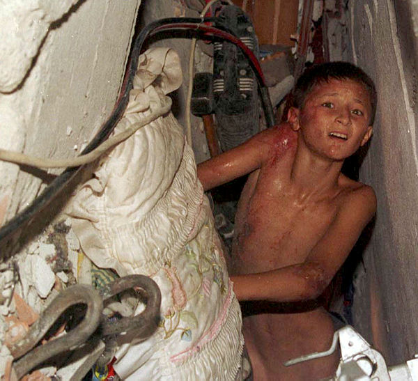 Asrın felaketinde tarihe geçen kareler! 17 Ağustos depreminden kahreden görüntüler