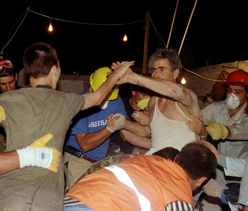 Asrın felaketinde tarihe geçen kareler! 17 Ağustos depreminden kahreden görüntüler