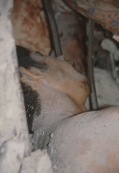 Asrın felaketinde tarihe geçen kareler! 17 Ağustos depreminden kahreden görüntüler