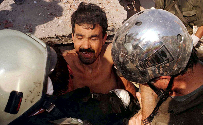 Asrın felaketinde tarihe geçen kareler! 17 Ağustos depreminden kahreden görüntüler