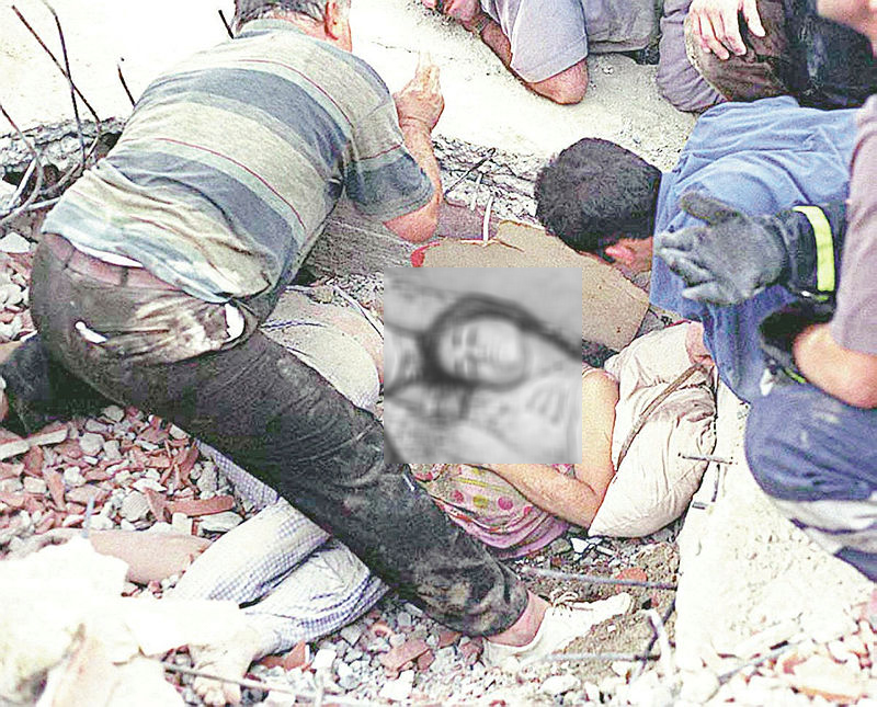 Asrın felaketinde tarihe geçen kareler! 17 Ağustos depreminden kahreden görüntüler