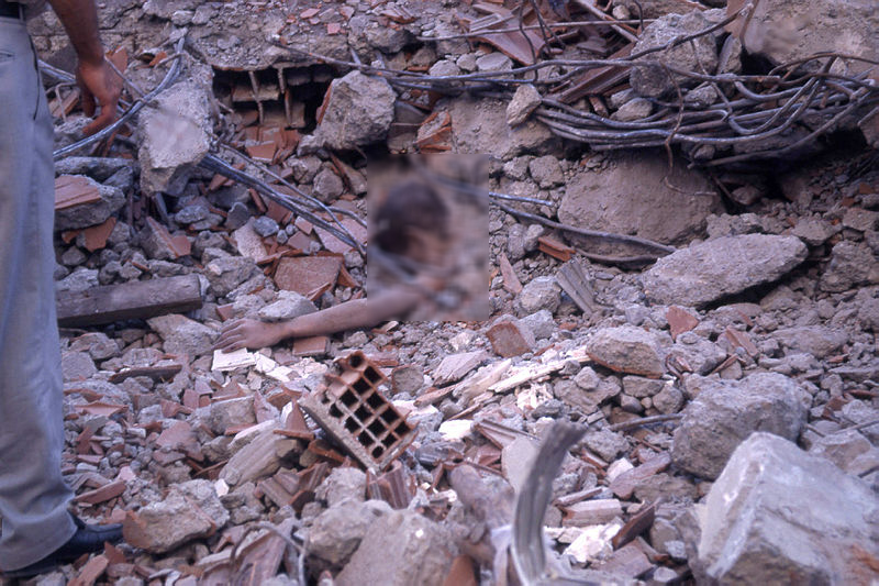Asrın felaketinde tarihe geçen kareler! 17 Ağustos depreminden kahreden görüntüler