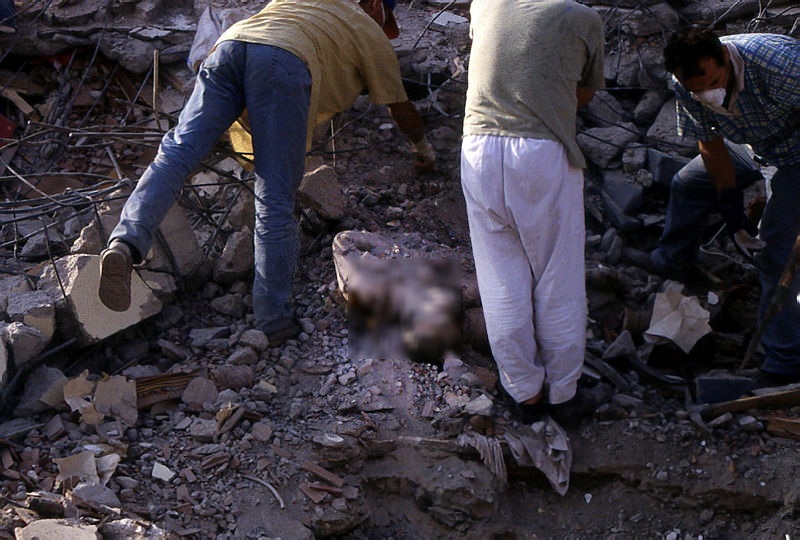 Asrın felaketinde tarihe geçen kareler! 17 Ağustos depreminden kahreden görüntüler