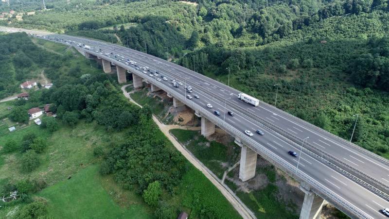Bolu Dağı’nda bayram tatili nedeniyle uzun araç kuyrukları oluştu