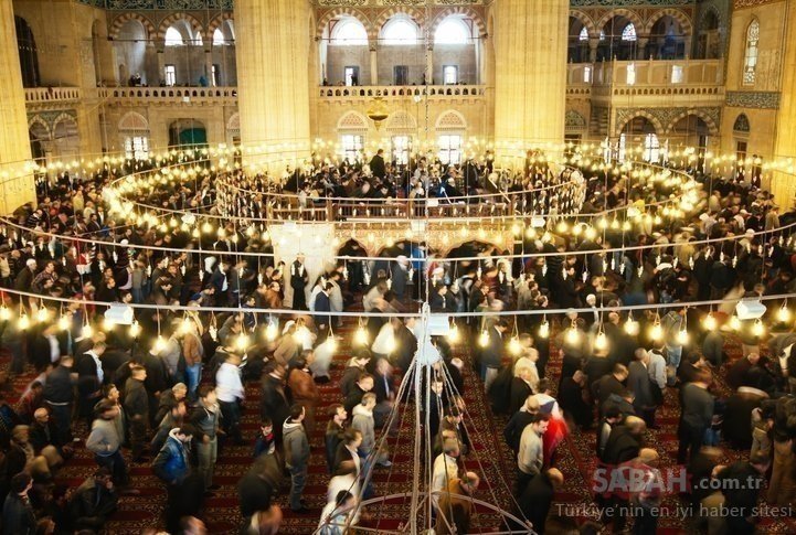 Bayram Namazı saat kaçta? Diyanet duyurdu: İstanbul, Ankara, Bursa, İzmir bayram namazı saati ve 81 il için 2022 bayram namazı saatleri