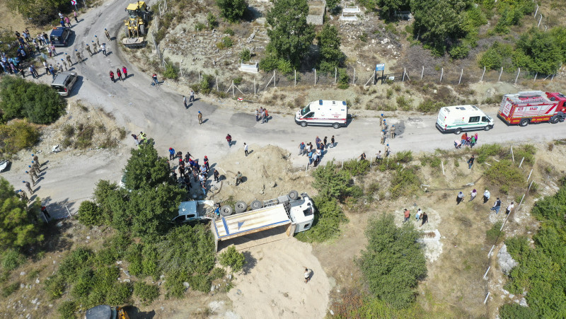 Kahramanmaraş’ta kamyon faciası! Cenaze namazı kılanların arasına daldı: 5 ölü 24 yaralı!