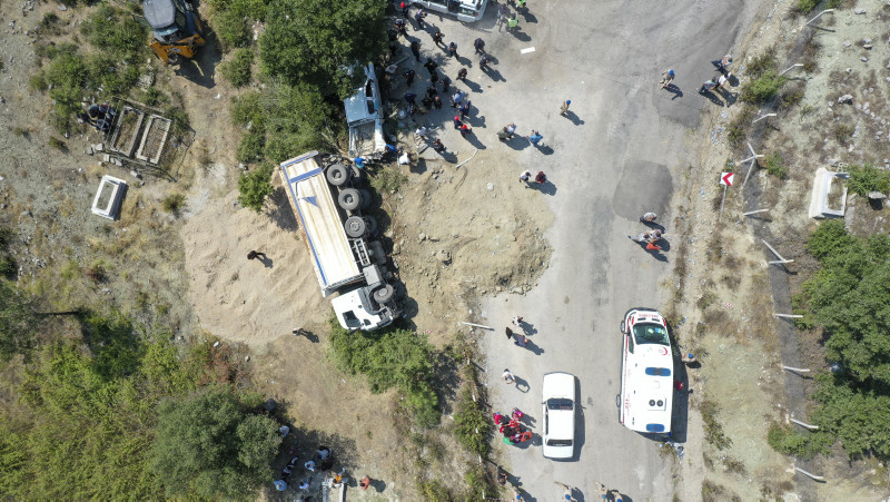 Kahramanmaraş’ta kamyon faciası! Cenaze namazı kılanların arasına daldı: 5 ölü 24 yaralı!