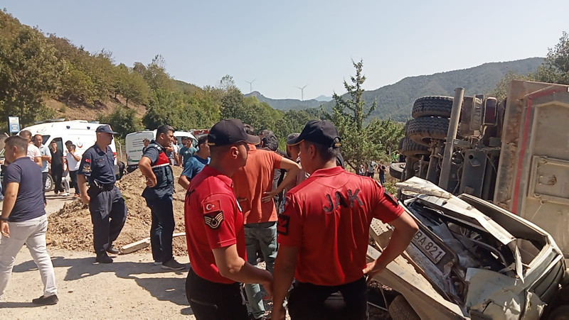 Kahramanmaraş’ta kamyon faciası! Cenaze namazı kılanların arasına daldı: 5 ölü 24 yaralı!