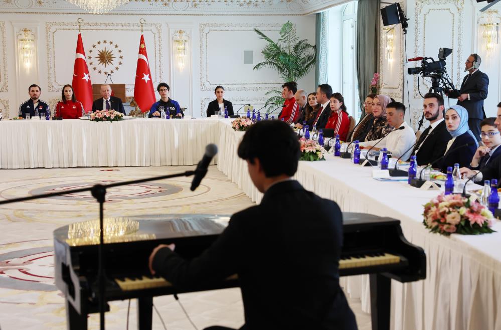 Başkan Erdoğan ile Milli sporcu Abdullah Öztürk arasında gülümseten ...