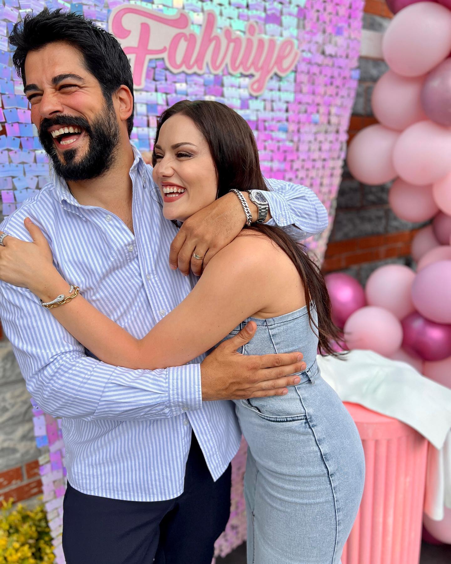 Burak Özçivit ve Fahriye Evcen çiftinin kayak keyfi! Oğulları Karan ve Kerem ile içleri ısıttılar
