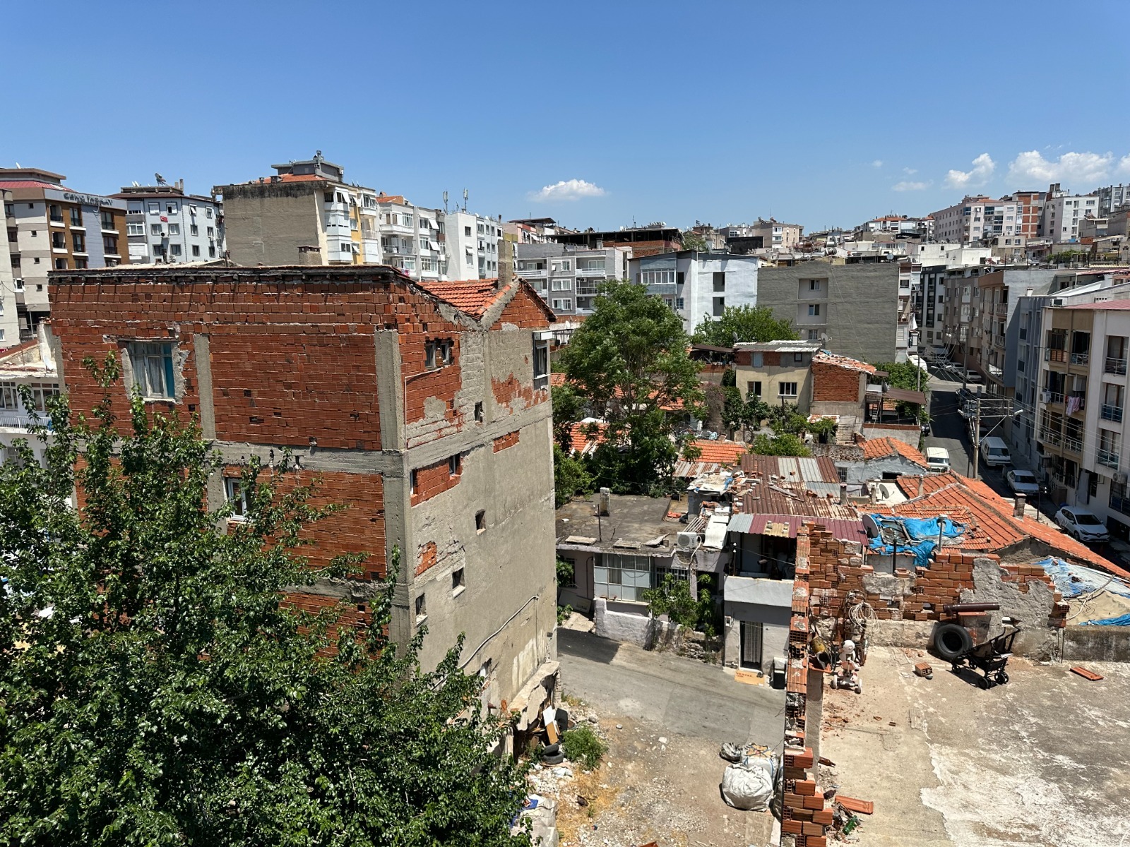 SABAH’ın ‘İzmir’deki tabut binaya kaçak inşaat’ haberi ses getirdi!