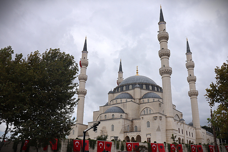Aynı anda 10 bin kişi ibadet edebilecek! Balkanların en büyük camisi Namazgah Camii açılıyor