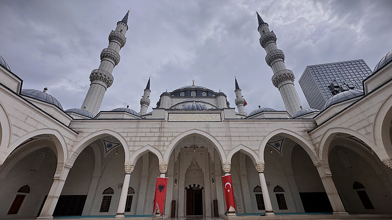 Aynı anda 10 bin kişi ibadet edebilecek! Balkanların en büyük camisi Namazgah Camii açılıyor
