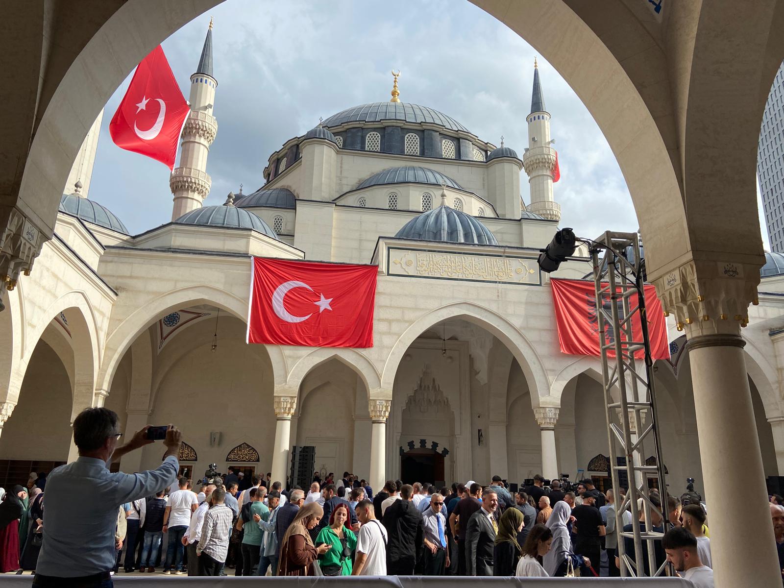 Aynı anda 10 bin kişi ibadet edebilecek! Balkanların en büyük camisi Namazgah Camii açılıyor