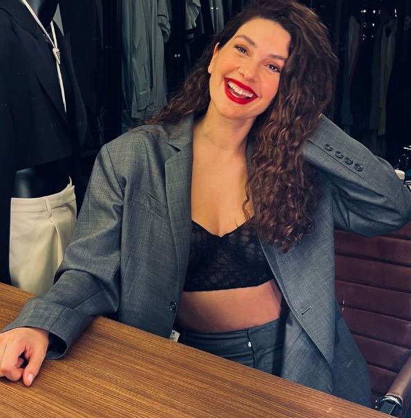 Bergüzar Korel'den 3 yaşına basan minik kızı Leyla'nın doğum gününde duygusal kutlama! "Kelimeler hep eksik sana olan sevgimi anlatmaya"