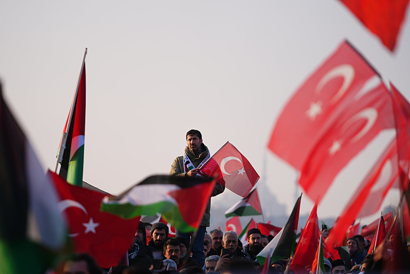 Yeni yılın ilk gününde Galata Köprüsü’nde tarihi görüntüler: Zulmün olduğu yerde tarafsız kalınmaz