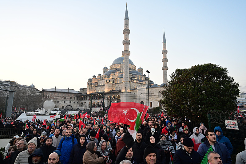 Yeni yılın ilk gününde Galata Köprüsü’nde tarihi görüntüler: Zulmün olduğu yerde tarafsız kalınmaz