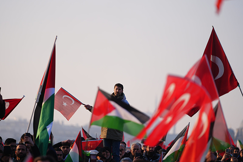 Yeni yılın ilk gününde Galata Köprüsü’nde tarihi görüntüler: Zulmün olduğu yerde tarafsız kalınmaz