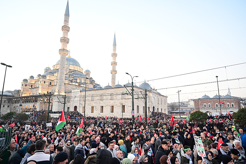 Yeni yılın ilk gününde Galata Köprüsü’nde tarihi görüntüler: Zulmün olduğu yerde tarafsız kalınmaz