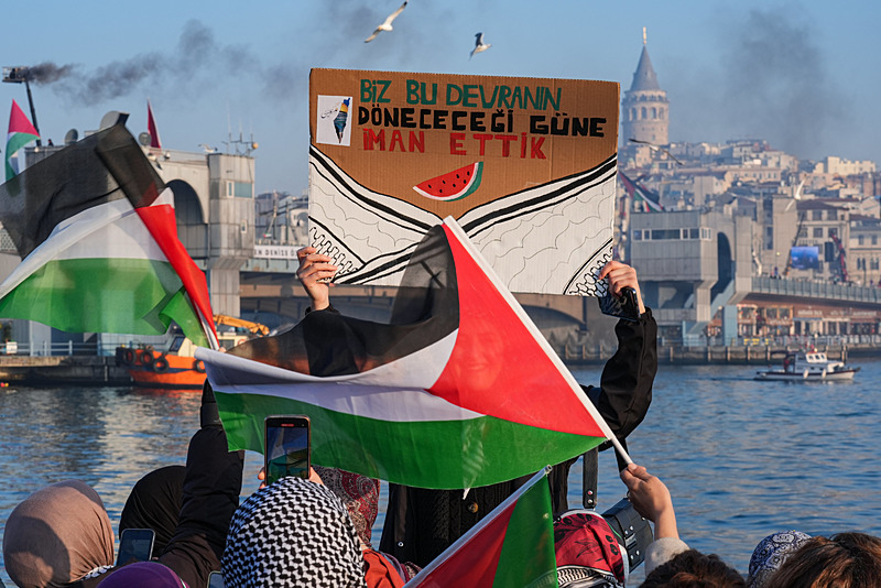 Yeni yılın ilk gününde Galata Köprüsü’nde tarihi görüntüler: Zulmün olduğu yerde tarafsız kalınmaz