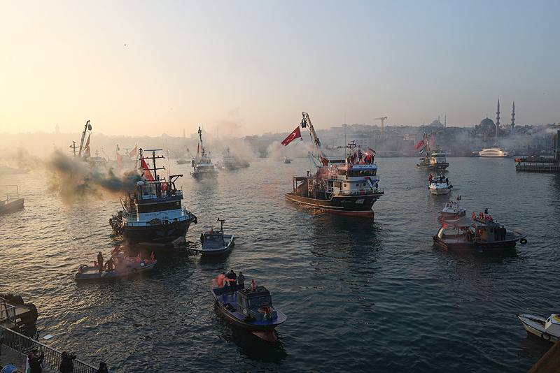 Yeni yılın ilk gününde Galata Köprüsü’nde tarihi görüntüler: Zulmün olduğu yerde tarafsız kalınmaz