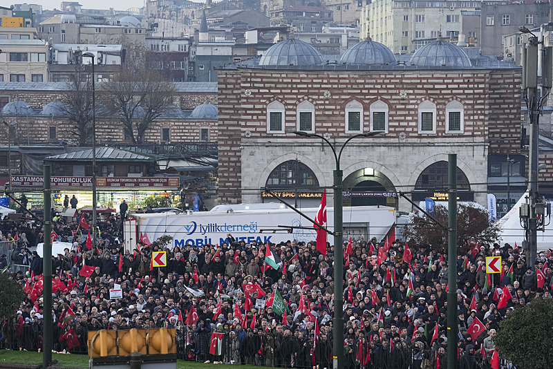 Yeni yılın ilk gününde Galata Köprüsü’nde tarihi görüntüler: Zulmün olduğu yerde tarafsız kalınmaz