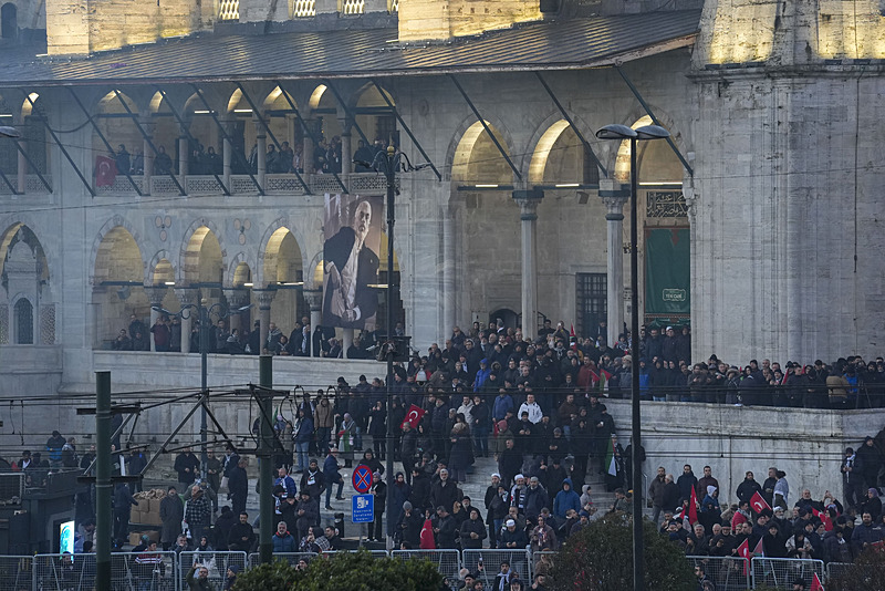 Yeni yılın ilk gününde Galata Köprüsü’nde tarihi görüntüler: Zulmün olduğu yerde tarafsız kalınmaz