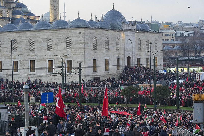 Yeni yılın ilk gününde Galata Köprüsü’nde tarihi görüntüler: Zulmün olduğu yerde tarafsız kalınmaz