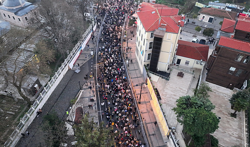 Yeni yılın ilk gününde Galata Köprüsü’nde tarihi görüntüler: Zulmün olduğu yerde tarafsız kalınmaz