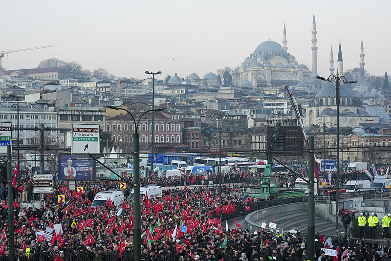 Yeni yılın ilk gününde Galata Köprüsü’nde tarihi görüntüler: Zulmün olduğu yerde tarafsız kalınmaz
