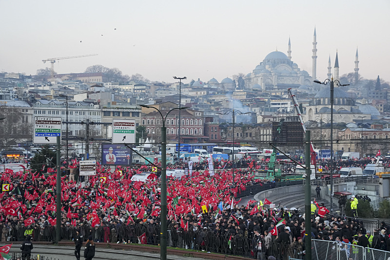 Yeni yılın ilk gününde Galata Köprüsü’nde tarihi görüntüler: Zulmün olduğu yerde tarafsız kalınmaz