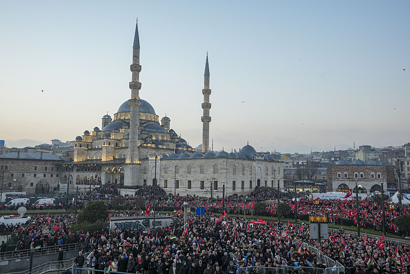 Yeni yılın ilk gününde Galata Köprüsü’nde tarihi görüntüler: Zulmün olduğu yerde tarafsız kalınmaz