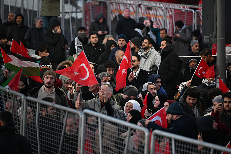 Yeni yılın ilk gününde Galata Köprüsü’nde tarihi görüntüler: Zulmün olduğu yerde tarafsız kalınmaz