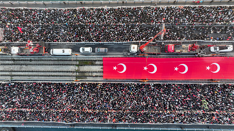 Dün Ayasofya, bugün Emevi, yarın Aksa! Dünyaya Galata’dan Gazze mesajı: Karanlık günlere bir güneş doğuyor