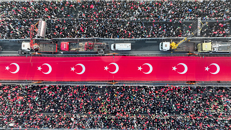 Dün Ayasofya, bugün Emevi, yarın Aksa! Dünyaya Galata’dan Gazze mesajı: Karanlık günlere bir güneş doğuyor