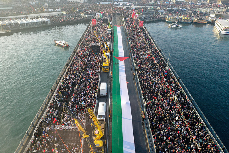 Dün Ayasofya, bugün Emevi, yarın Aksa! Dünyaya Galata’dan Gazze mesajı: Karanlık günlere bir güneş doğuyor