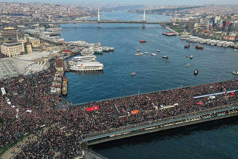 Katil İsrail zulmüne karşı Türkiye tek yürek: Yüzbinler Büyük Filistin Yürüyüşü için Galata Köprüsü’nde buluştu
