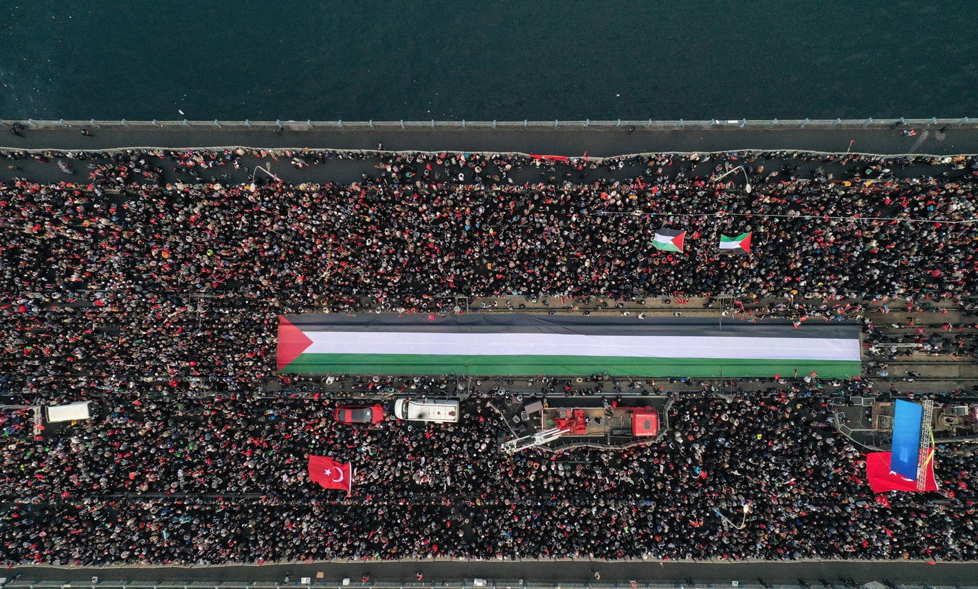 Katil İsrail zulmüne karşı Türkiye tek yürek: Yüzbinler Büyük Filistin Yürüyüşü için Galata Köprüsü’nde buluştu