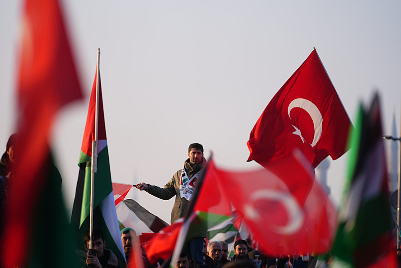 Katil İsrail zulmüne karşı Türkiye tek yürek: Yüzbinler Büyük Filistin Yürüyüşü için Galata Köprüsü’nde buluştu