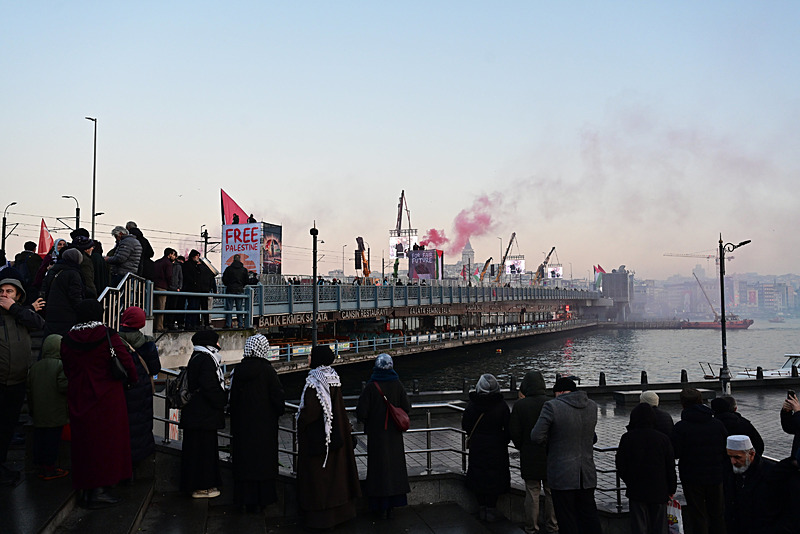 Katil İsrail zulmüne karşı Türkiye tek yürek: Yüzbinler Büyük Filistin Yürüyüşü için Galata Köprüsü’nde buluştu