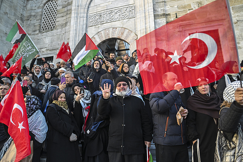 Katil İsrail zulmüne karşı Türkiye tek yürek: Yüzbinler Büyük Filistin Yürüyüşü için Galata Köprüsü’nde buluştu