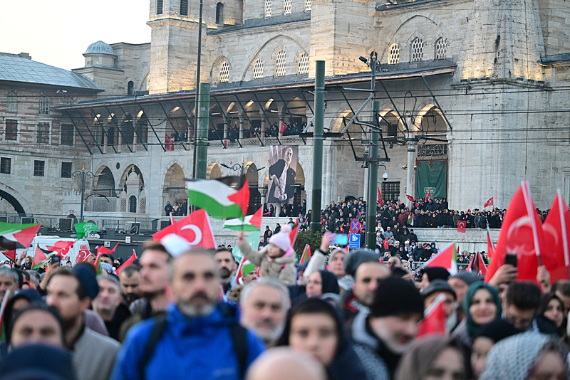 Katil İsrail zulmüne karşı Türkiye tek yürek: Yüzbinler Büyük Filistin Yürüyüşü için Galata Köprüsü’nde buluştu