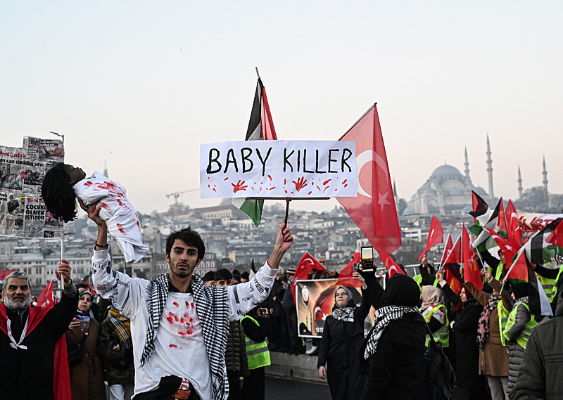 Yeni yılın ilk gününde Galata Köprüsü’nde tarihi görüntüler: Zulmün olduğu yerde tarafsız kalınmaz