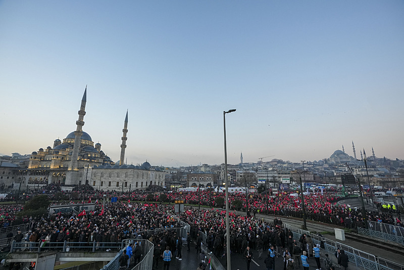 Yeni yılın ilk gününde Galata Köprüsü’nde tarihi görüntüler: Zulmün olduğu yerde tarafsız kalınmaz