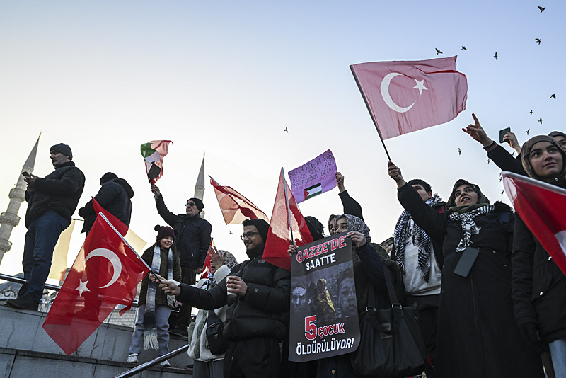 Yeni yılın ilk gününde Galata Köprüsü’nde tarihi görüntüler: Zulmün olduğu yerde tarafsız kalınmaz